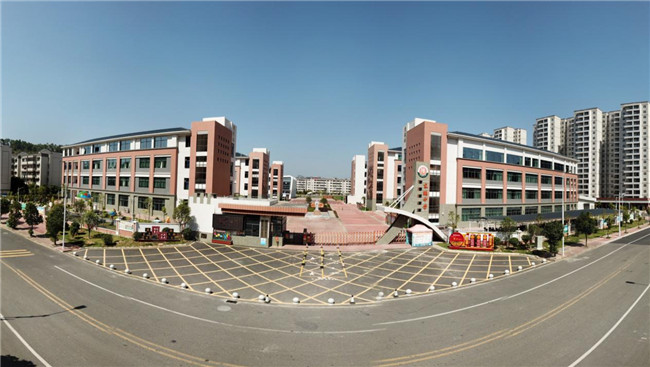 富有现代化气息的浈江区东鹏中学校园环境.jpg