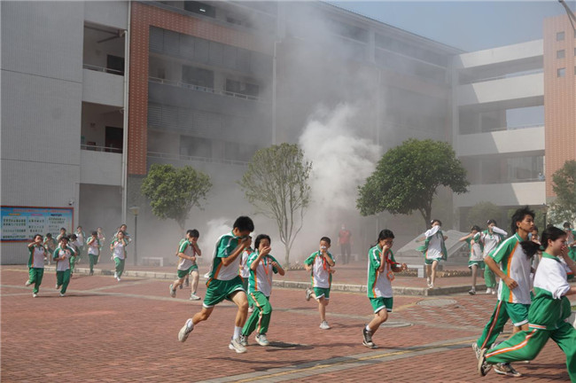 学生们正在进行校园应急避险和安全防范疏散演练.jpg