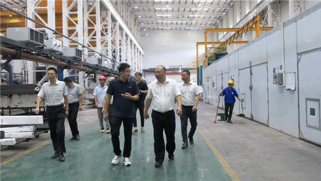 陈来安一行实地察看比亚迪园区模具生产线.jpg