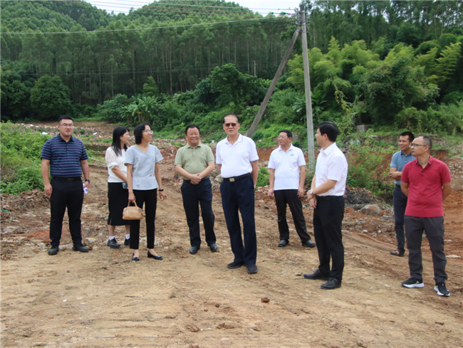 调研组实地察看乡村振兴车间——轻加工企业基地.JPG