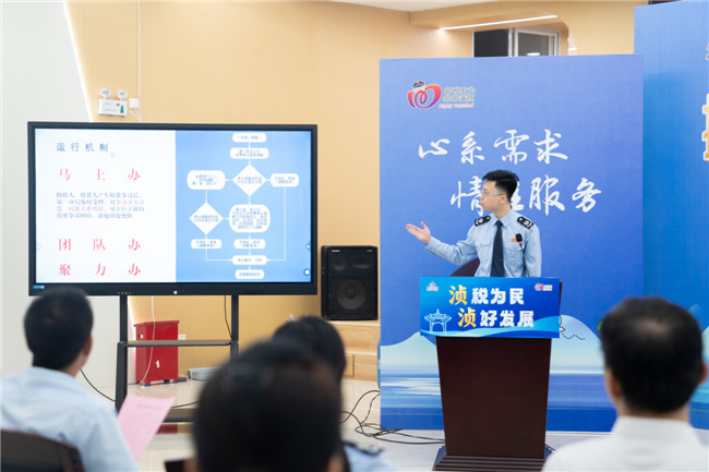 韶关市浈江区税务局工作人员向营商环境体验师介绍浈江区税费争议调解工作机制.jpg