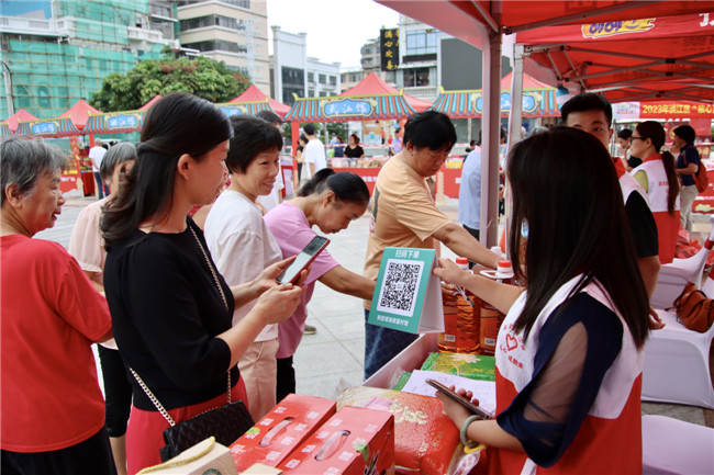 市民热情选购各地农特产品.jpg