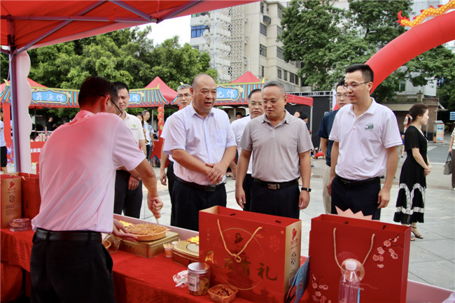 林炜东、陈来安一行察看活动月饼专区展销情况.jpg