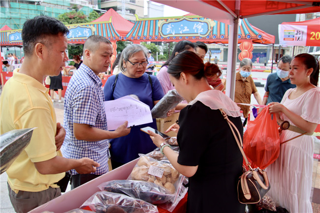 市民热情选购各地农特产品2.jpg