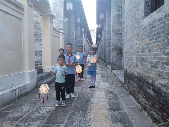 小朋友打卡广富新街.jpg