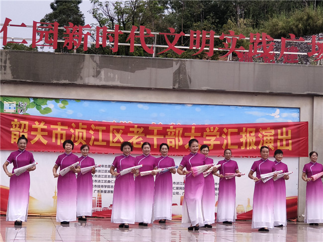 形体班学员表演旗袍秀《画你》.jpg