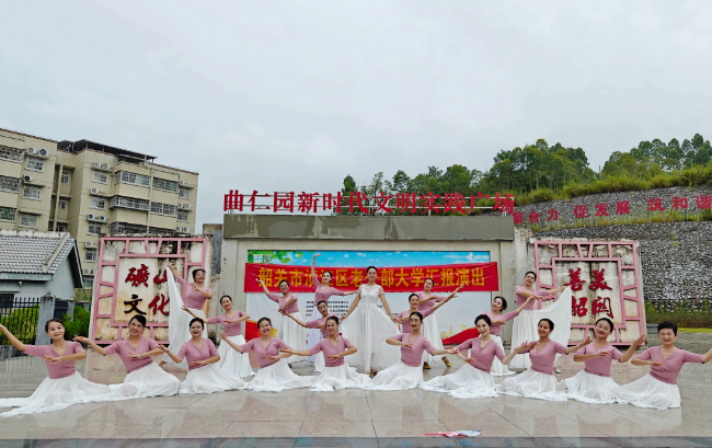 舞蹈一班学院表演舞蹈《在灿烂的阳光下》.jpg