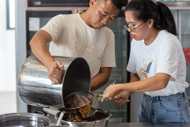大陂村乌龟养殖户正在手工熬制龟苓膏.jpg