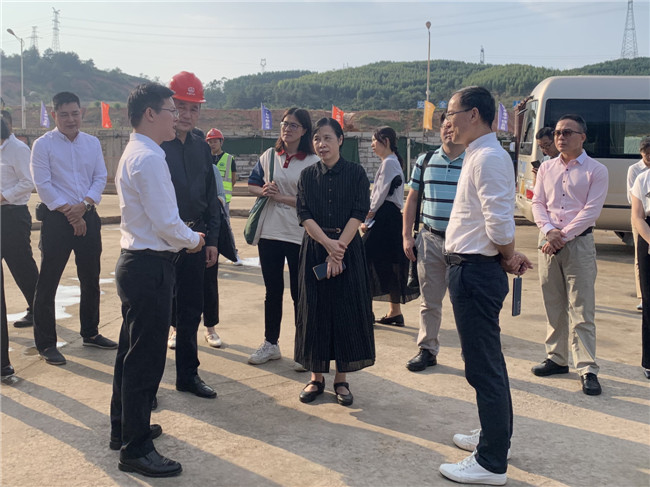 两地交流团正在了解寮浈共建标准厂房一、二期情况。.jpg