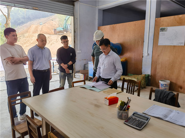 在施工现场，鲁锦锋一行了解地质灾害隐患点治理进展情况。.jpg