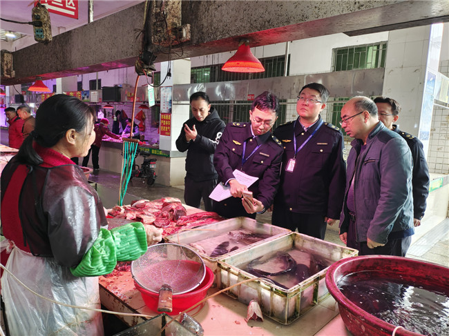 浈江区市场监管局联同十里亭镇综合行政执法大队人员前往农贸市场检测灯具显色指数2.jpg