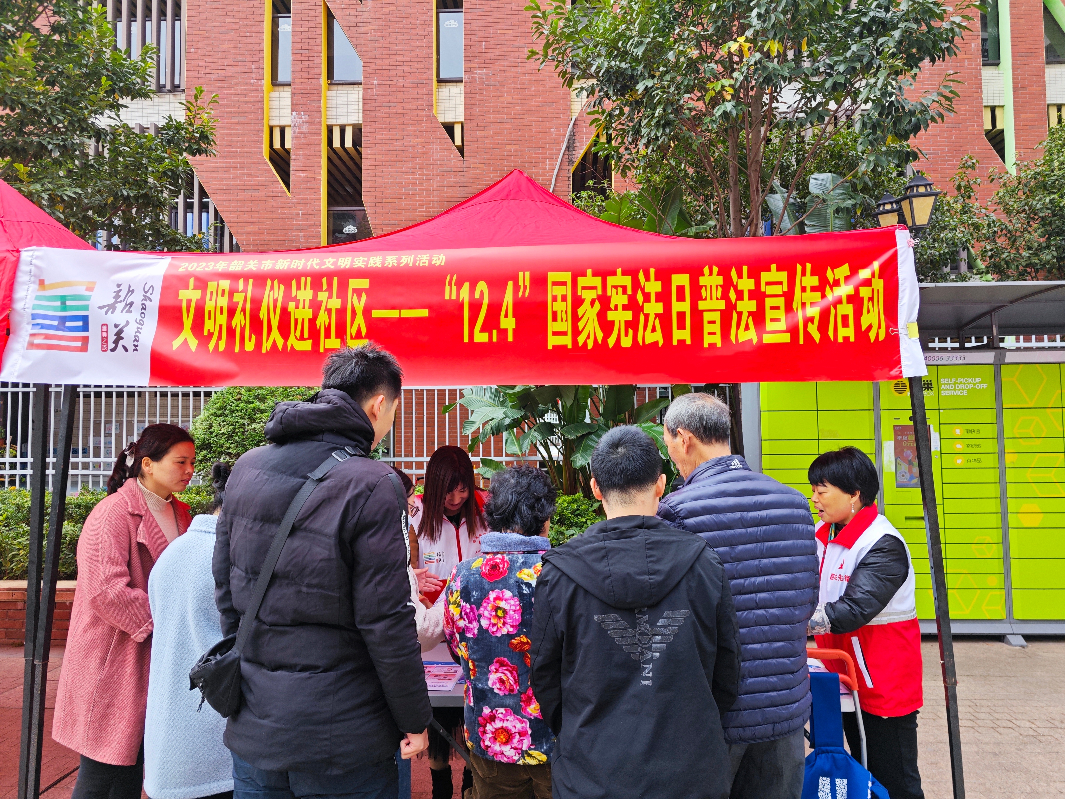 图2：人大代表开展普法宣传.jpg