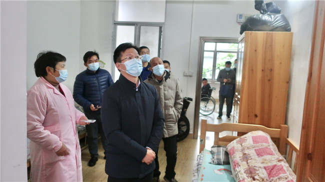 鲁锦锋一行深入十里亭镇养老机构内，实地察看空调制暖情况是否正常.jpg