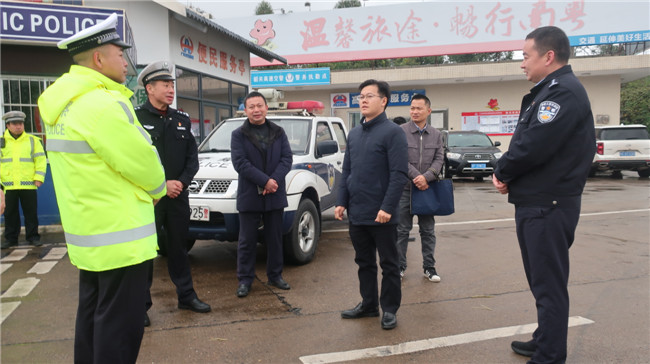 鲁锦锋一行在韶关东高速收费站向警务人员询问低温天气道路交通安全工作落实情况.JPG