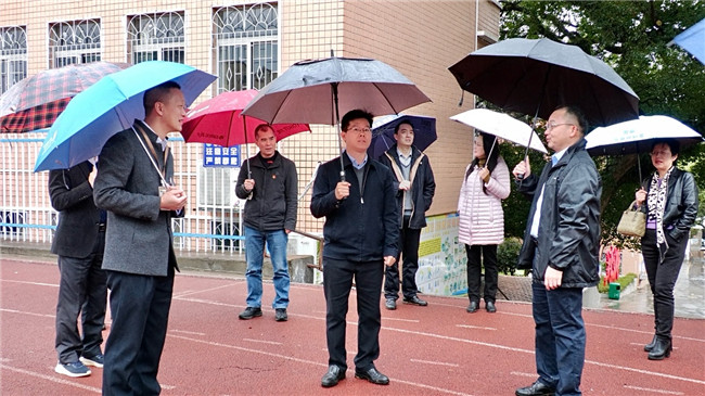 调研组在犁市大为中学现场调研校园绿化美化建设情况.jpg