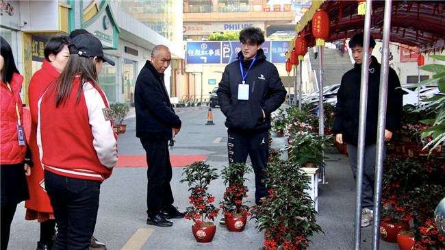 市民在浈江区第三届兰花迎春花市购买年花.jpg