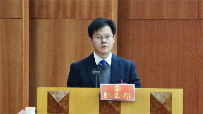 鲁锦锋向大会作区人民政府工作报告.jpg