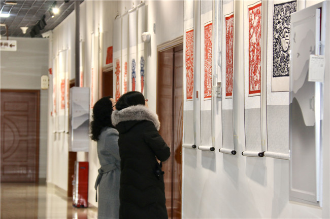 剪纸爱好者参观龙元素剪纸作品。.jpg