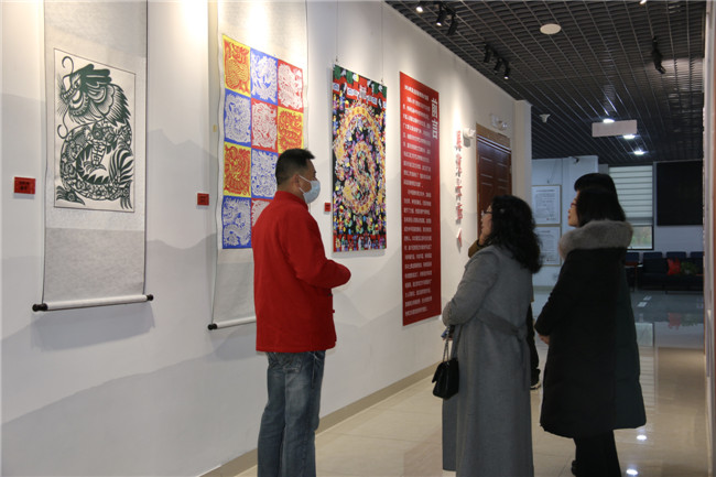 剪纸作者潘奇正为剪纸爱好者讲解作品。.jpg