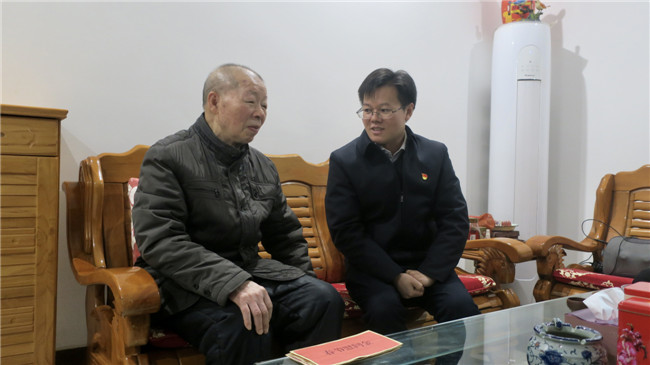 鲁锦锋一行慰问退休老干部胡树仁.jpg