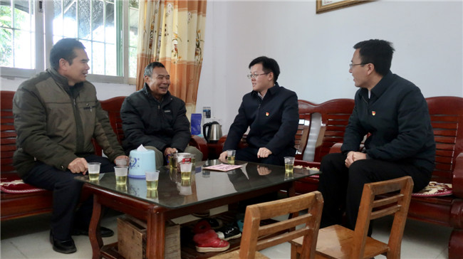 鲁锦锋一行慰问新韶镇大陂村曾永桂.jpg