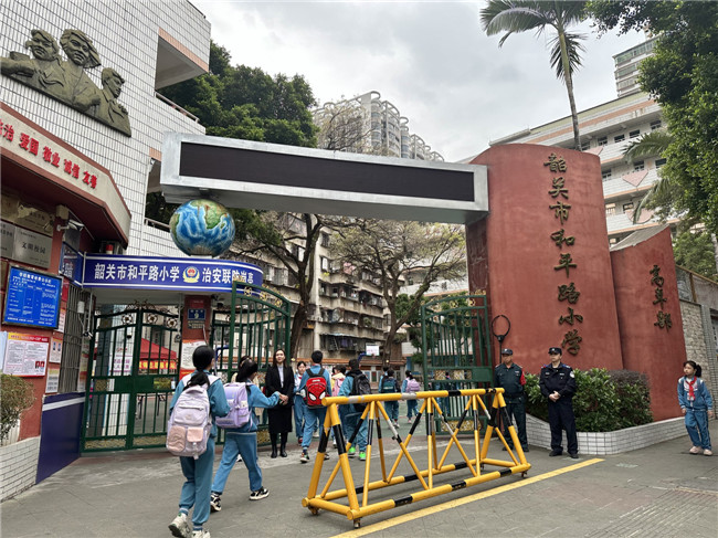 和平路小学学生有序进入校园.jpg