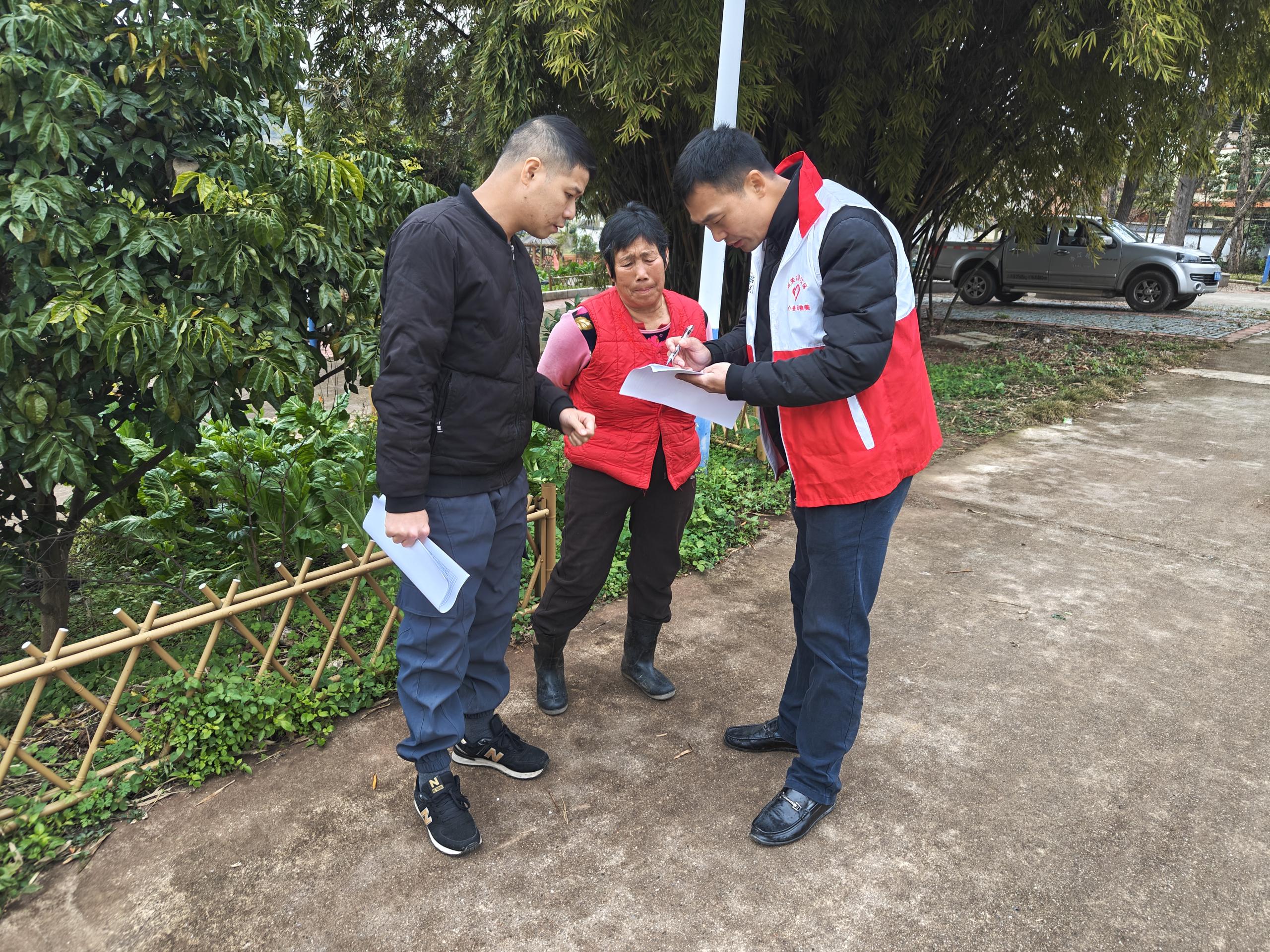 图片4：新韶镇党员志愿者向村民宣传绿美广东生态建设知识.jpg