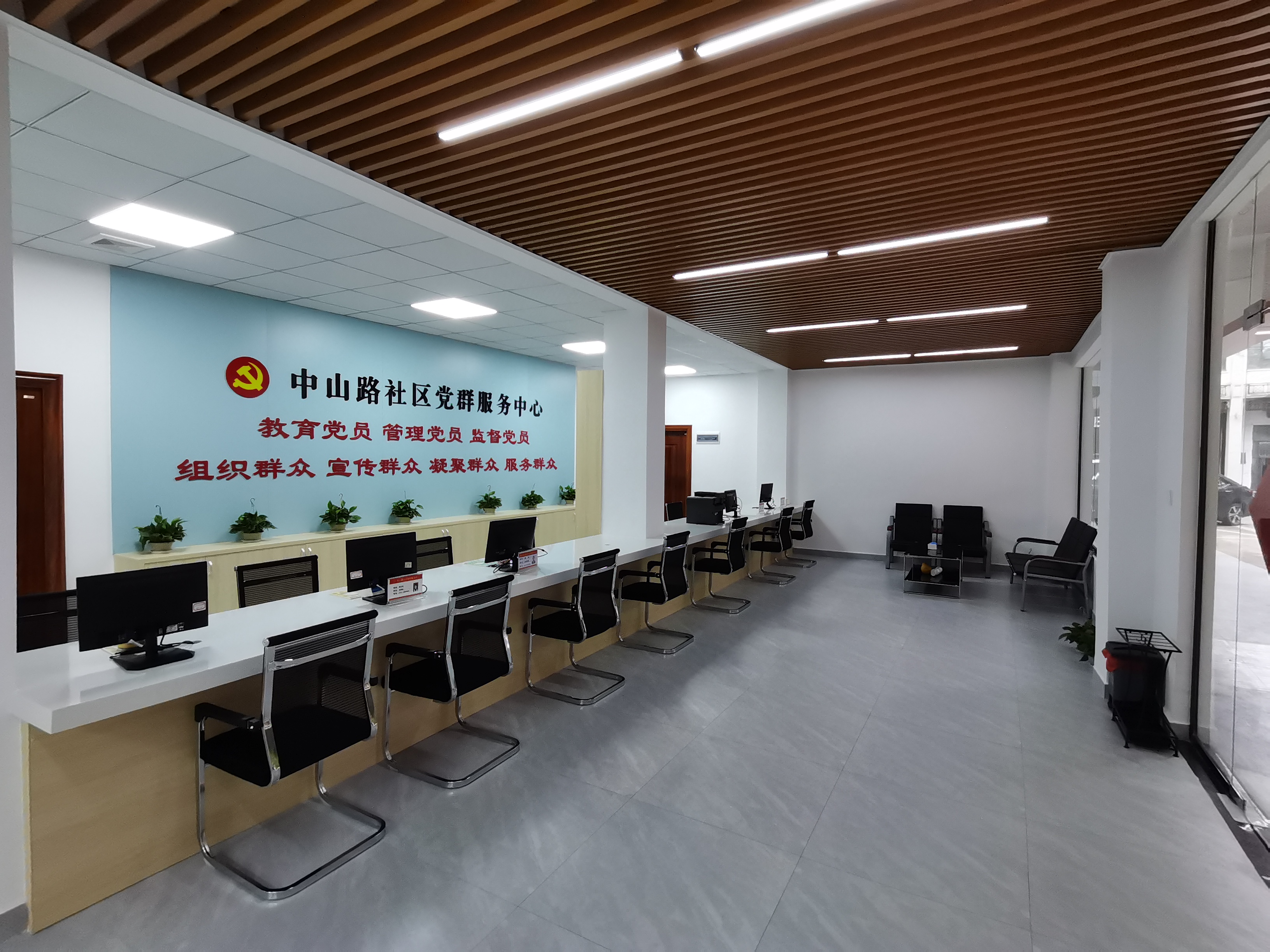 社区党群服务中心宽敞、整洁的办事大厅.jpg
