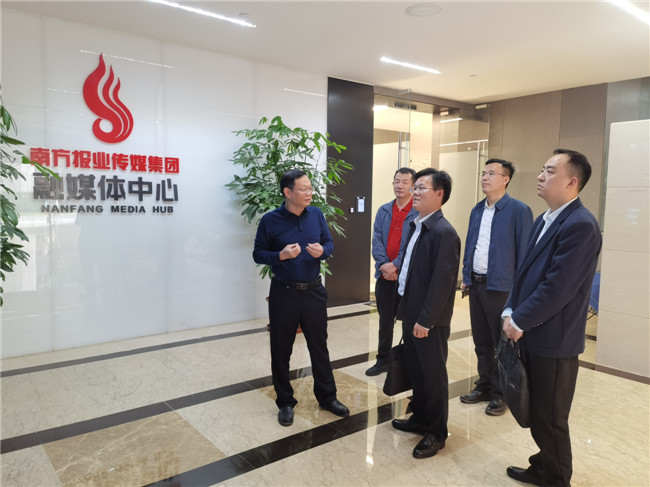 鲁锦锋在南方报业传媒集团融媒体中心考察.jpg