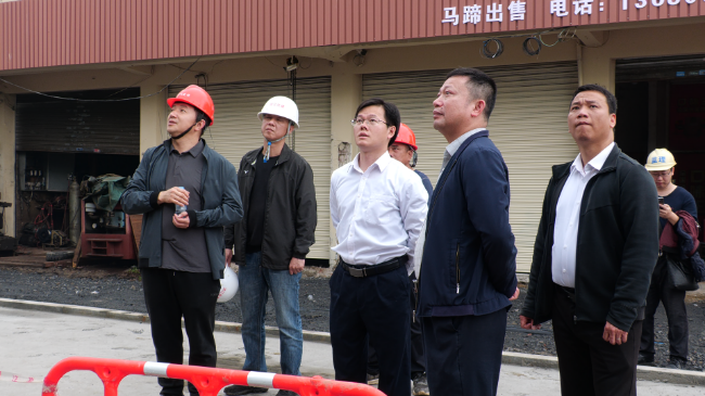 调研组一行在沿省道S248线犁市镇主街段听取相关建设工作情况汇报。.JPG