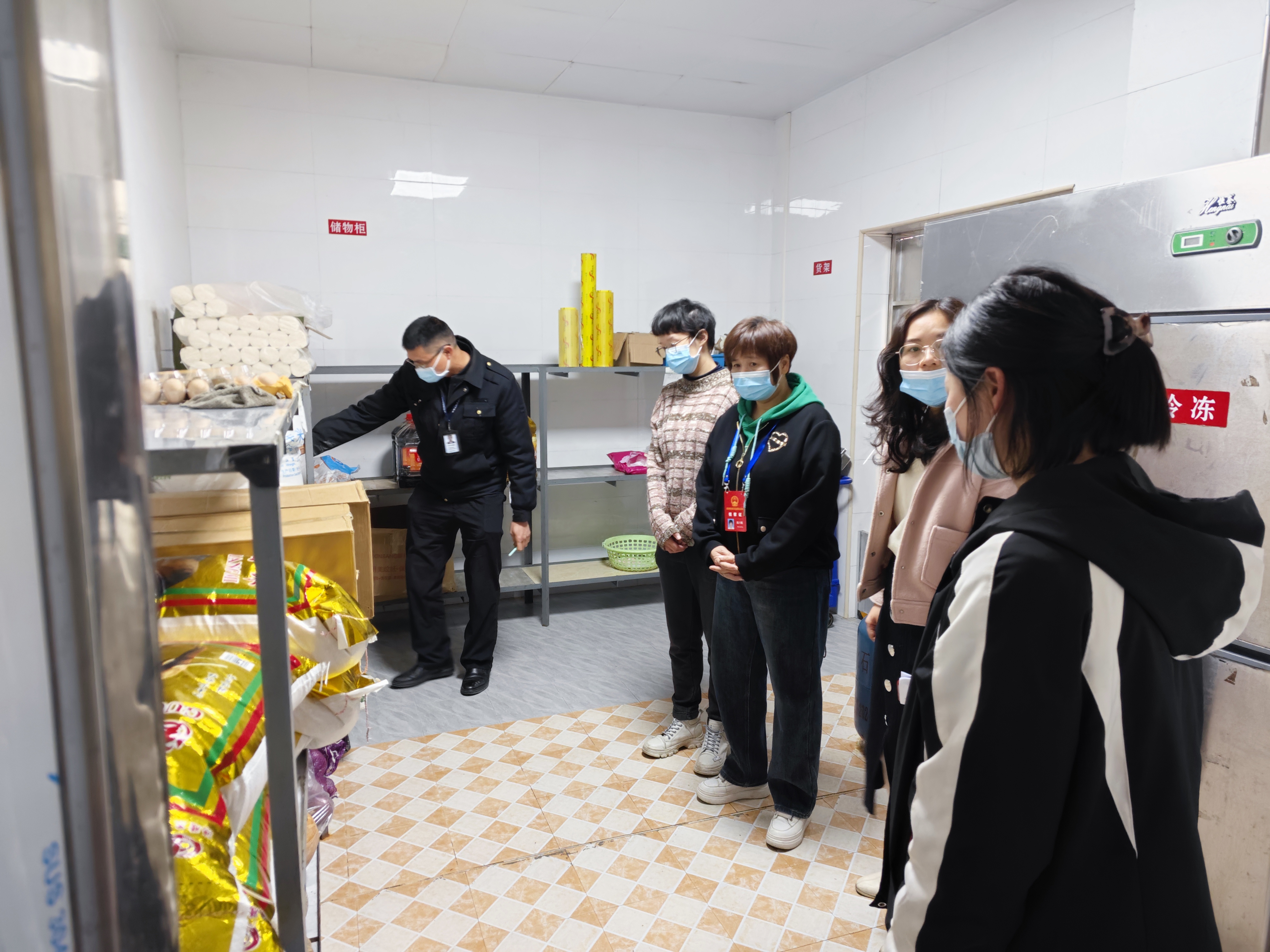 图1：代表检查食材储存情况.jpg