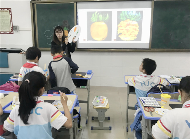 2.黄金村中心小学教师为学生上创意美术特色课程.jpg