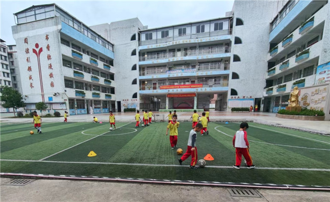 5.浈江区赖新小学足球特色课程正在进行中.jpg