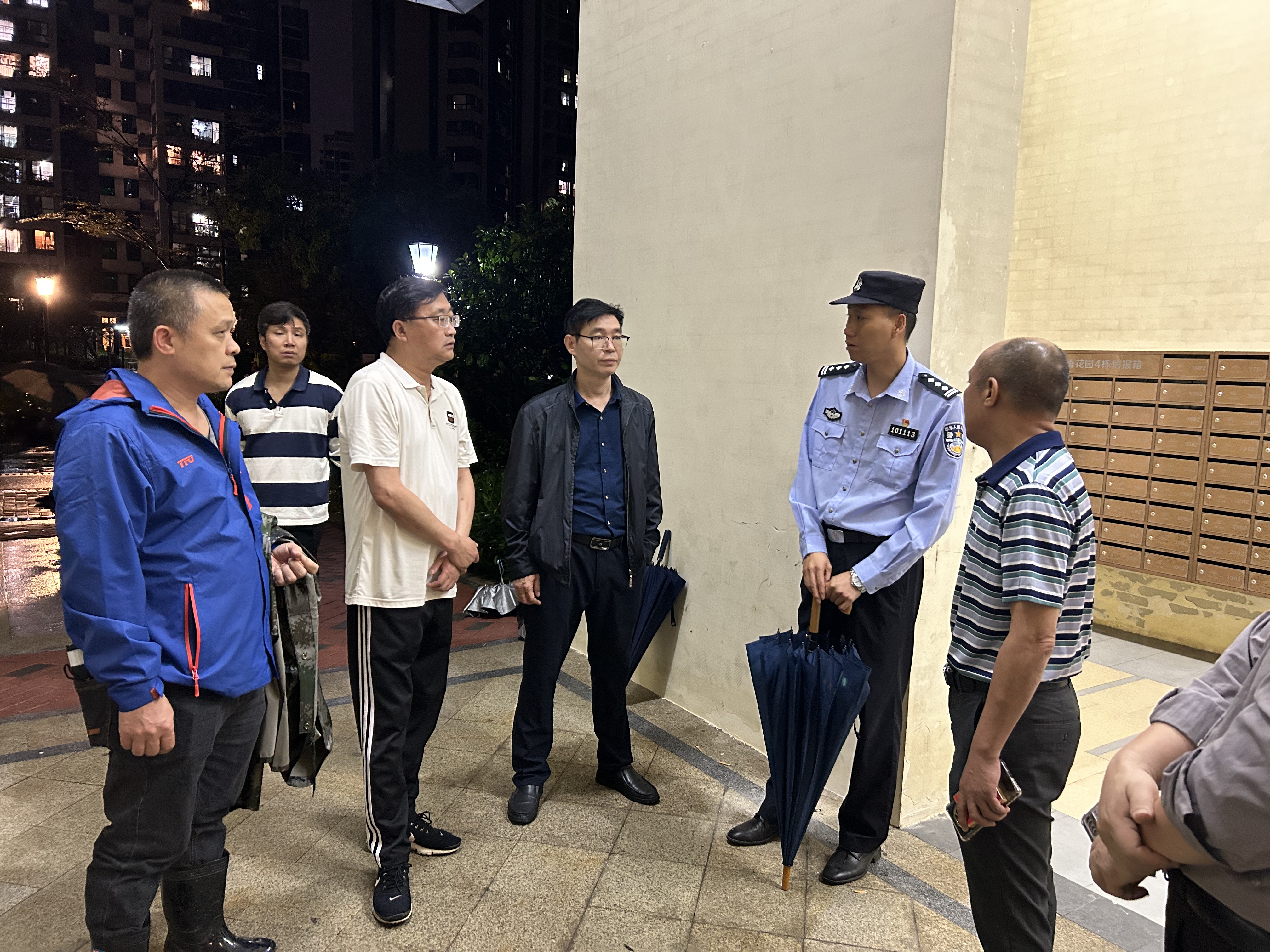 挂点十里亭镇区领导、镇主要领导在保利紫山二期指挥转移。.jpg