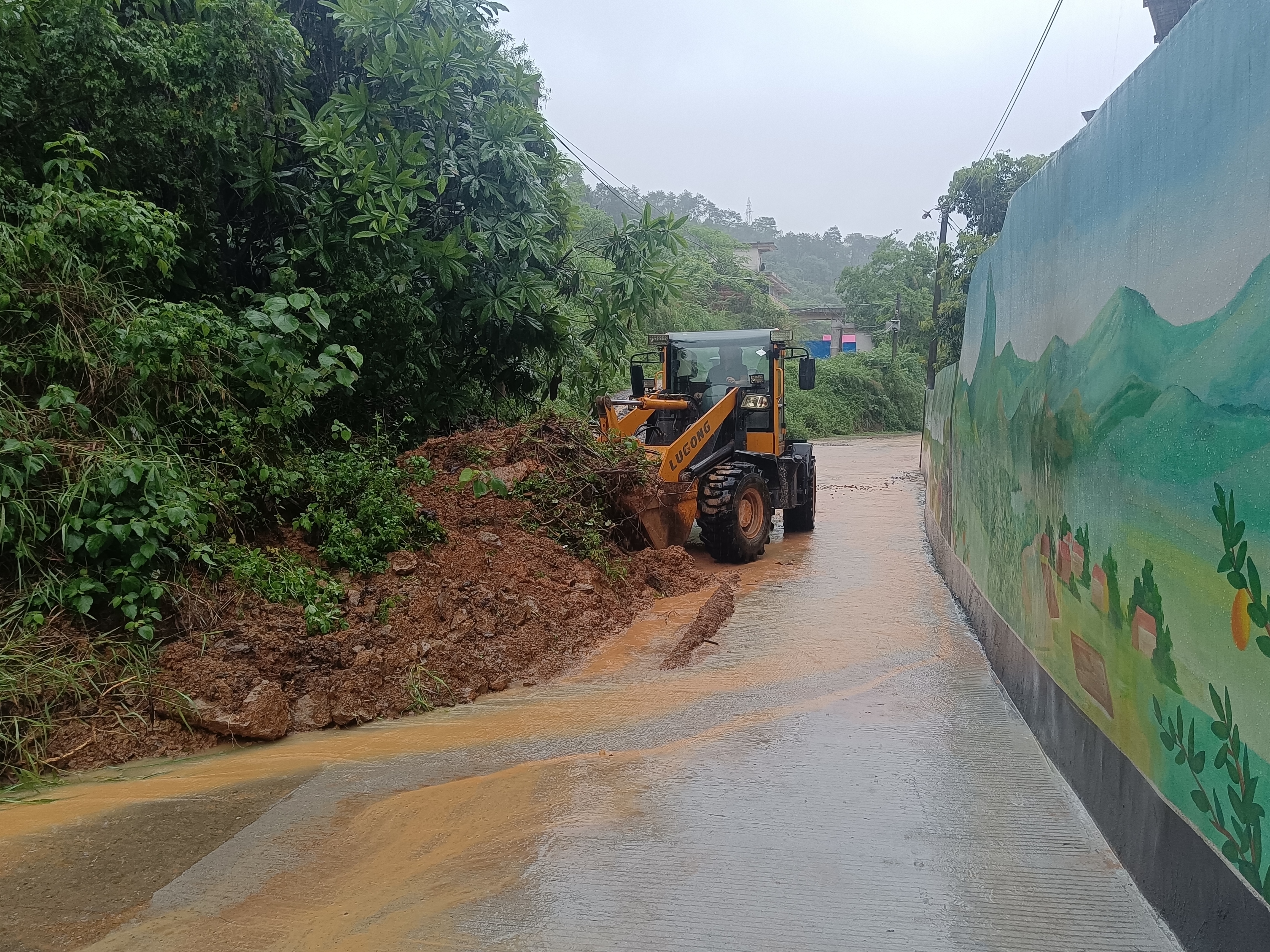 良村村委清理沙头村小组道路塌方山泥.jpg