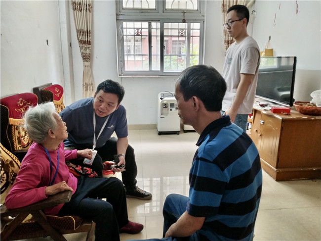 工作人员向老人家属了解相关情况。.jpg