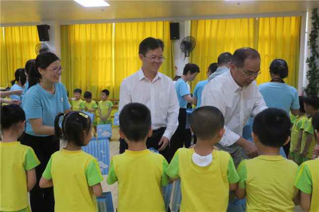 鲁锦锋一行给乐园镇中心幼儿园小朋友送上“六一”儿童节礼物.JPG