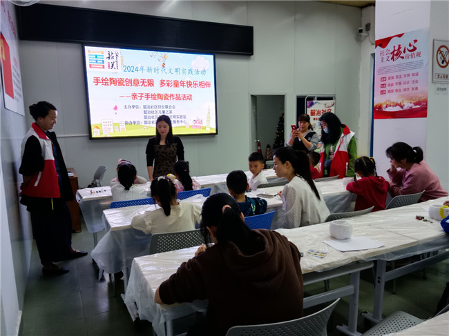 乐园镇韶冶社区开展“手绘陶瓷创意无限 多彩童年快乐相伴”活动.jpg