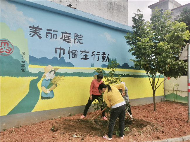 群众积极参与乡村绿化.jpg