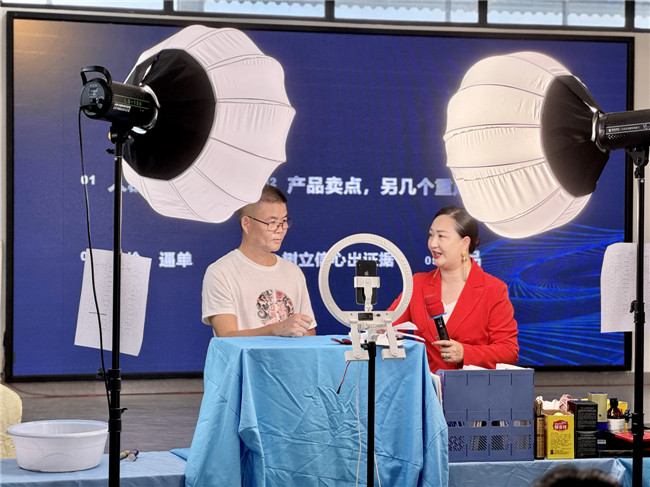 学员参加开播实操.jpg