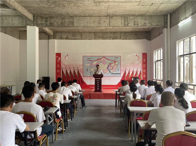 曲仁党工委书记上党课.jpg