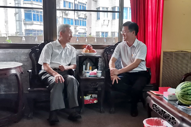 区委书记、区长鲁锦锋慰问“光荣在党50年”老党员吴在鸿。.jpg