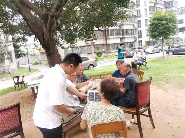 工作人员向小区居民派发宣传单并讲解安全知识.jpg