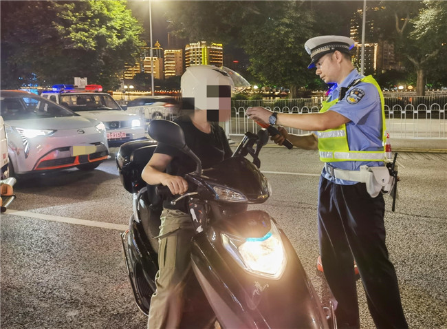 2024年7月6日交警大队在火车东站设卡开展摩电整治_副本.jpg