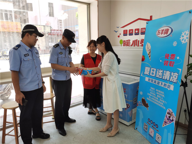 风采路社区暖心驿站党员志愿者为社区民警派发雪糕.jpg