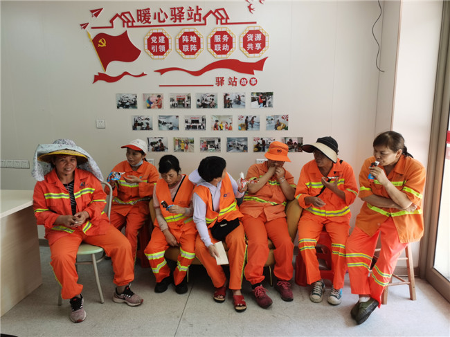 户外劳动者在风采路社区暖心驿站休息 (1).jpg