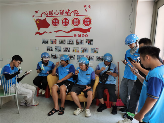 户外劳动者在风采路社区暖心驿站休息 (2).jpg