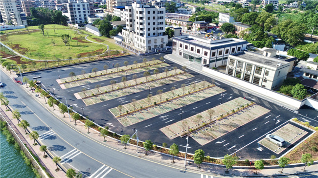 圩镇首个大型停车场启用.jpg
