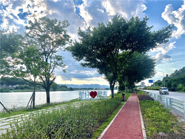 犁市镇美丽河道沿河步道.jpg