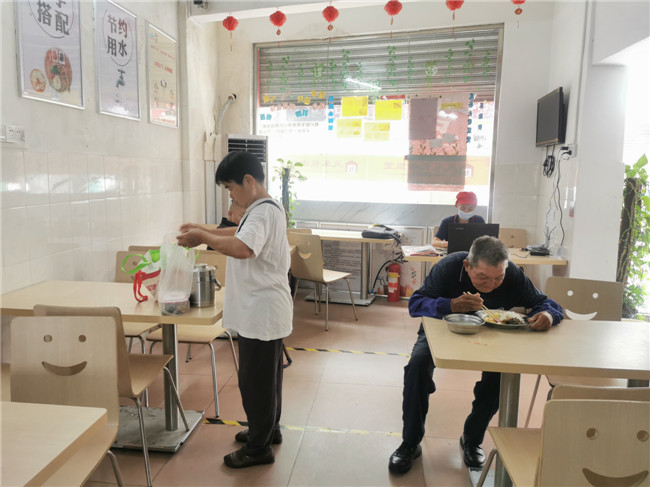 辖区老人在长者饭堂用餐 (1).jpg